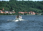 Fahrgastschiff bei Niederwinzer, Donau-km 2382,7 : Dorf, Kirche